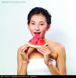 美女请客吃瓜图片,美女邀约共享欢乐时光