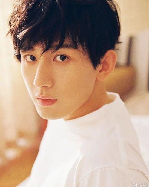 成毅吃瓜照片高清,太接地气了！