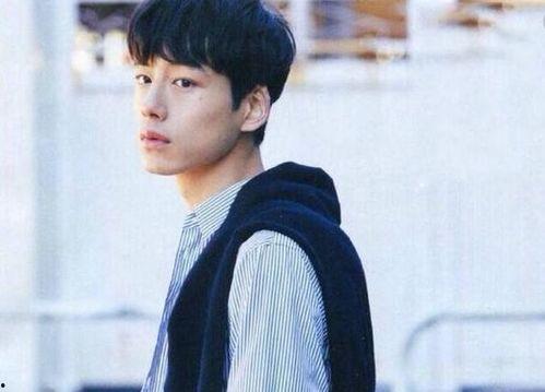 坂口健太郎吃瓜,瓜田里的“瓜王”