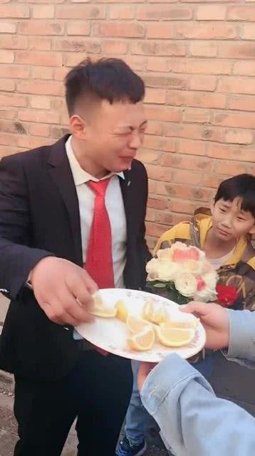 新郎黄涛吃瓜,揭秘婚礼现场惊人一幕