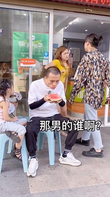 情侣吵架吃瓜画面