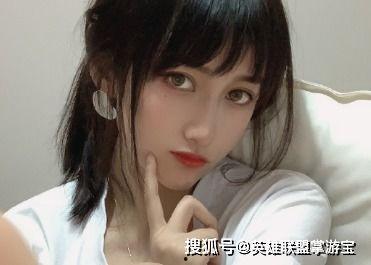 国外女吃瓜事件,女明星神秘“吃瓜”事件引发热议