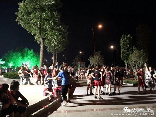 广场吃瓜,揭秘街头巷尾的热议焦点