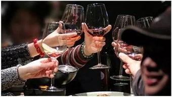 老乡喝酒吃瓜视频,老乡聚首，畅饮谈笑，共享欢乐时光