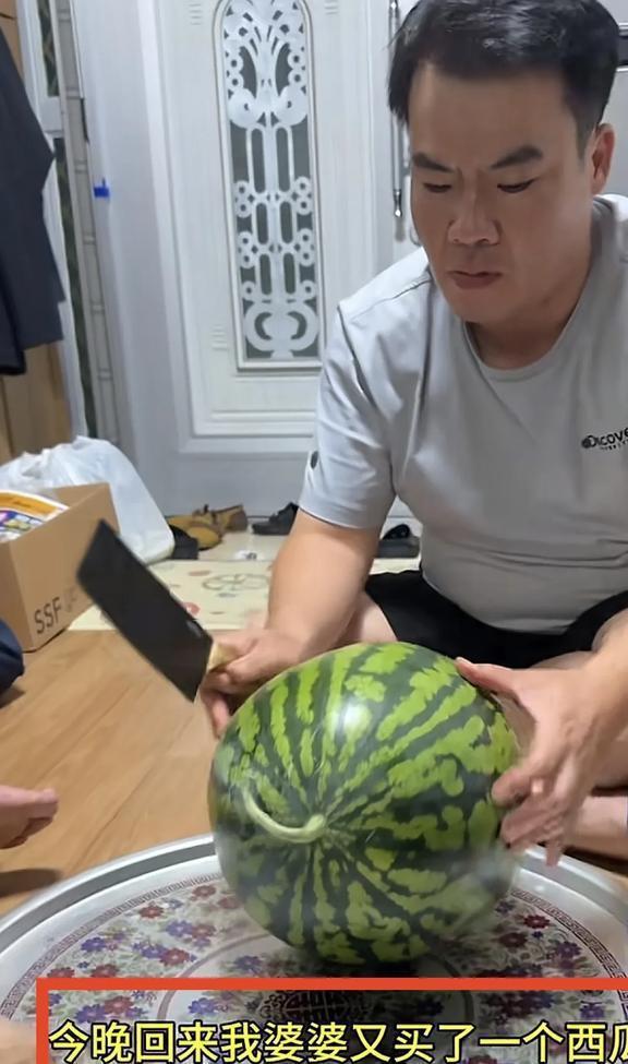 可以吃瓜的现场,围观吃瓜群众的热闹瞬间