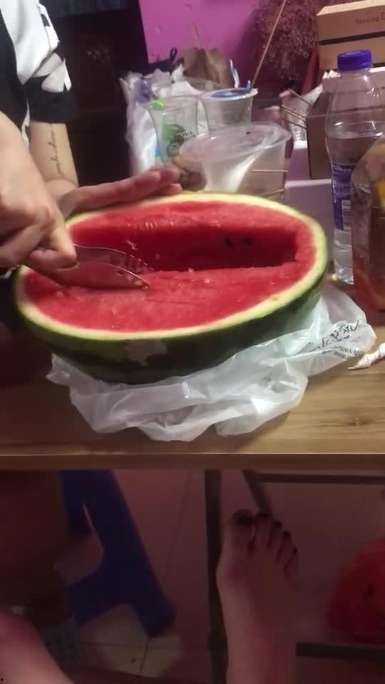 宿舍吃瓜场面,揭秘校园里的欢乐时光