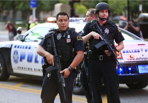 美国警察吃瓜图片,网络热议背后折射社会现象