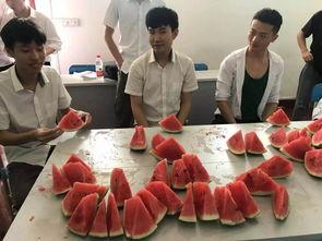 塔里木大学吃瓜大赛,瓜果飘香，欢乐满园