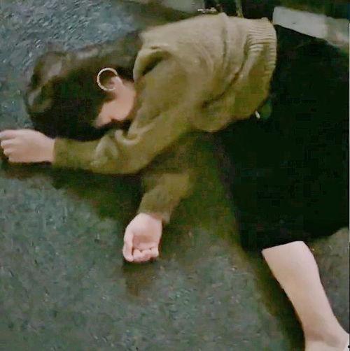 女生躺地上吃瓜,女生躺地畅享瓜果时光