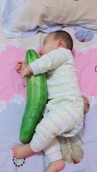 妈妈撒娇孩子吃瓜,温馨亲子时光的美好瞬间