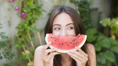 妈妈撒娇孩子吃瓜,温馨亲子时光的美好瞬间