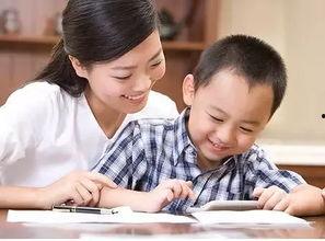 妈妈撒娇孩子吃瓜,温馨亲子时光的美好瞬间