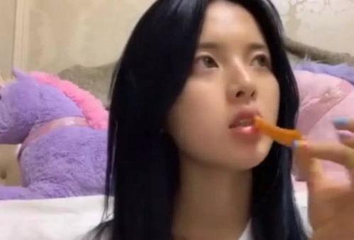 吃瓜少女吐泡泡视频